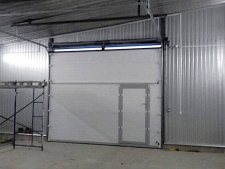 Подъемные ворота с калиткой для гаража в Усинске